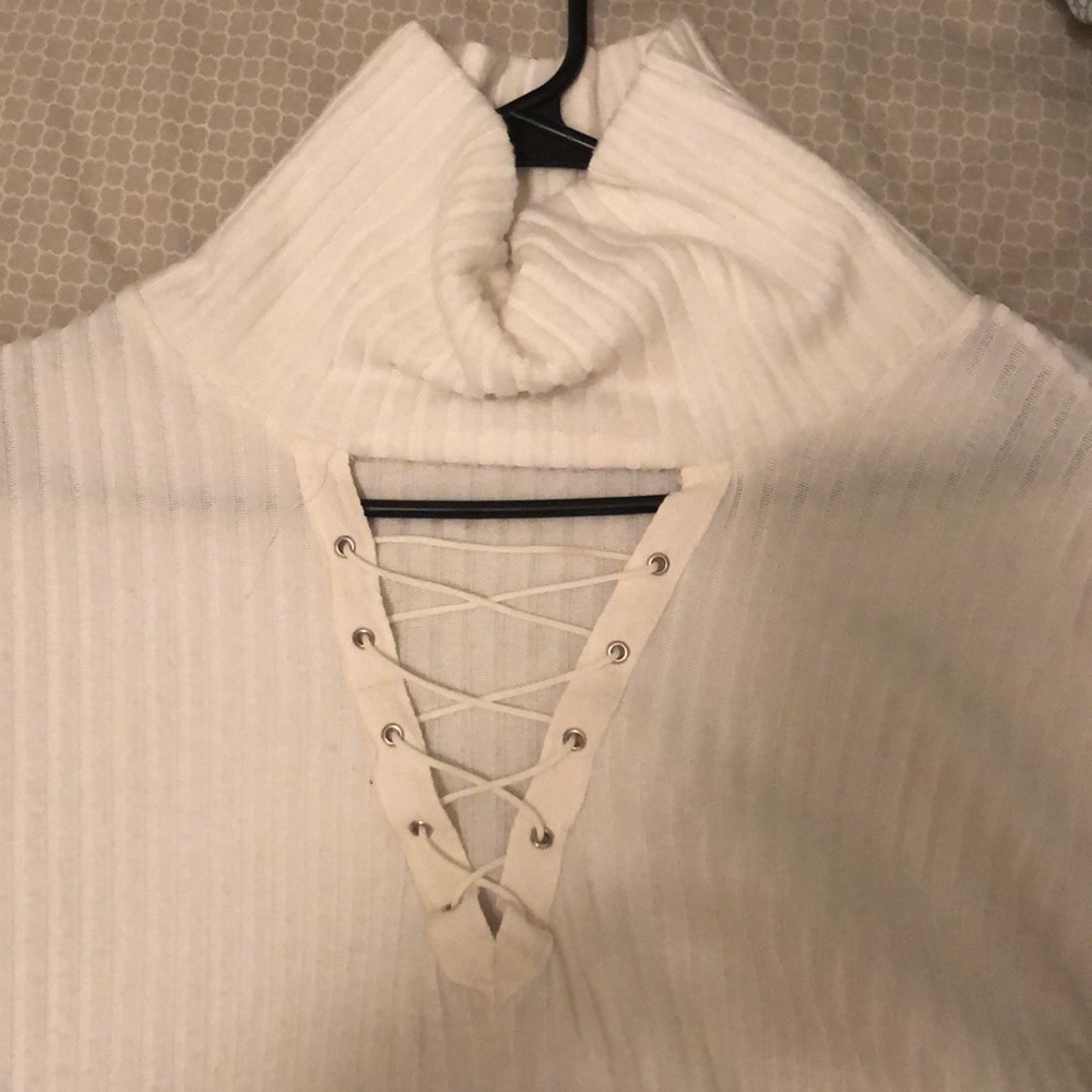 Turtle neck with detailing - Picture 2 of 3
